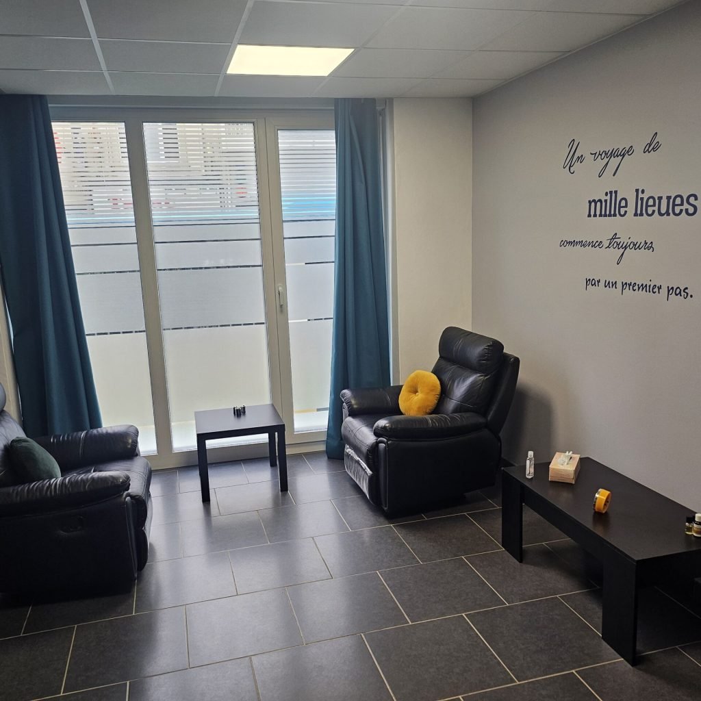 Cabinet de Virginie Vignali, sophrologue et praticienne EMDR à Metz, avec fauteuils confortables, lumière naturelle et citation murale motivante.