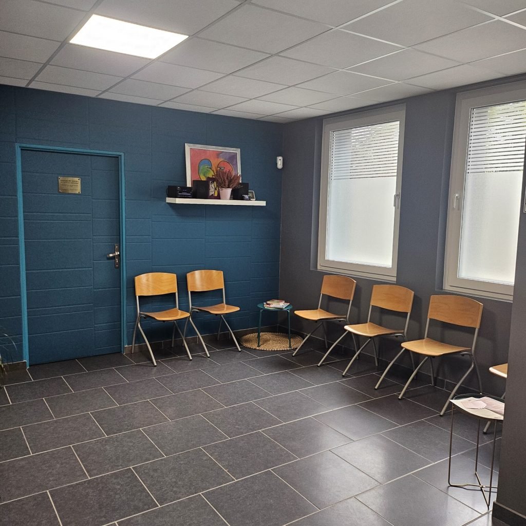 Vue de la salle d’attente du cabinet de Virginie Vignali, thérapeute EMDR et sophrologue à Metz, avec assises confortables et ambiance calme.