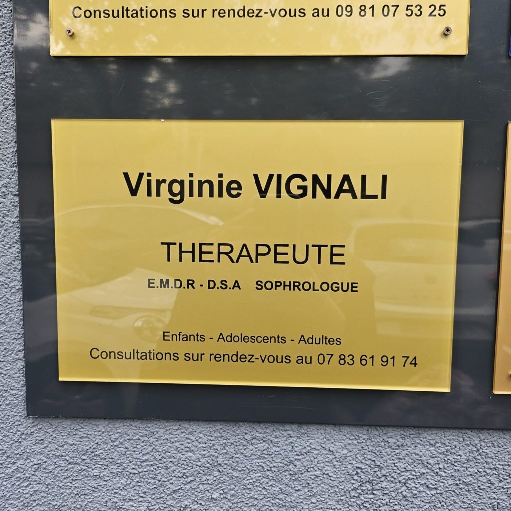 Plaque professionnelle de Virginie Vignali, thérapeute EMDR-DSA et sophrologue à Metz, consultations sur rendez-vous.