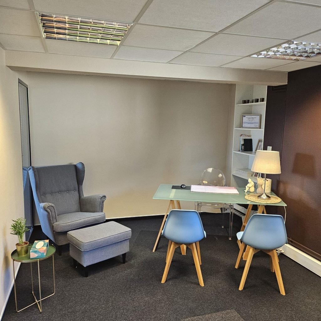 Espace de consultation de Virginie Vignali, sophrologue à Metz, aménagé pour le bien-être et l’échange en toute sérénité.