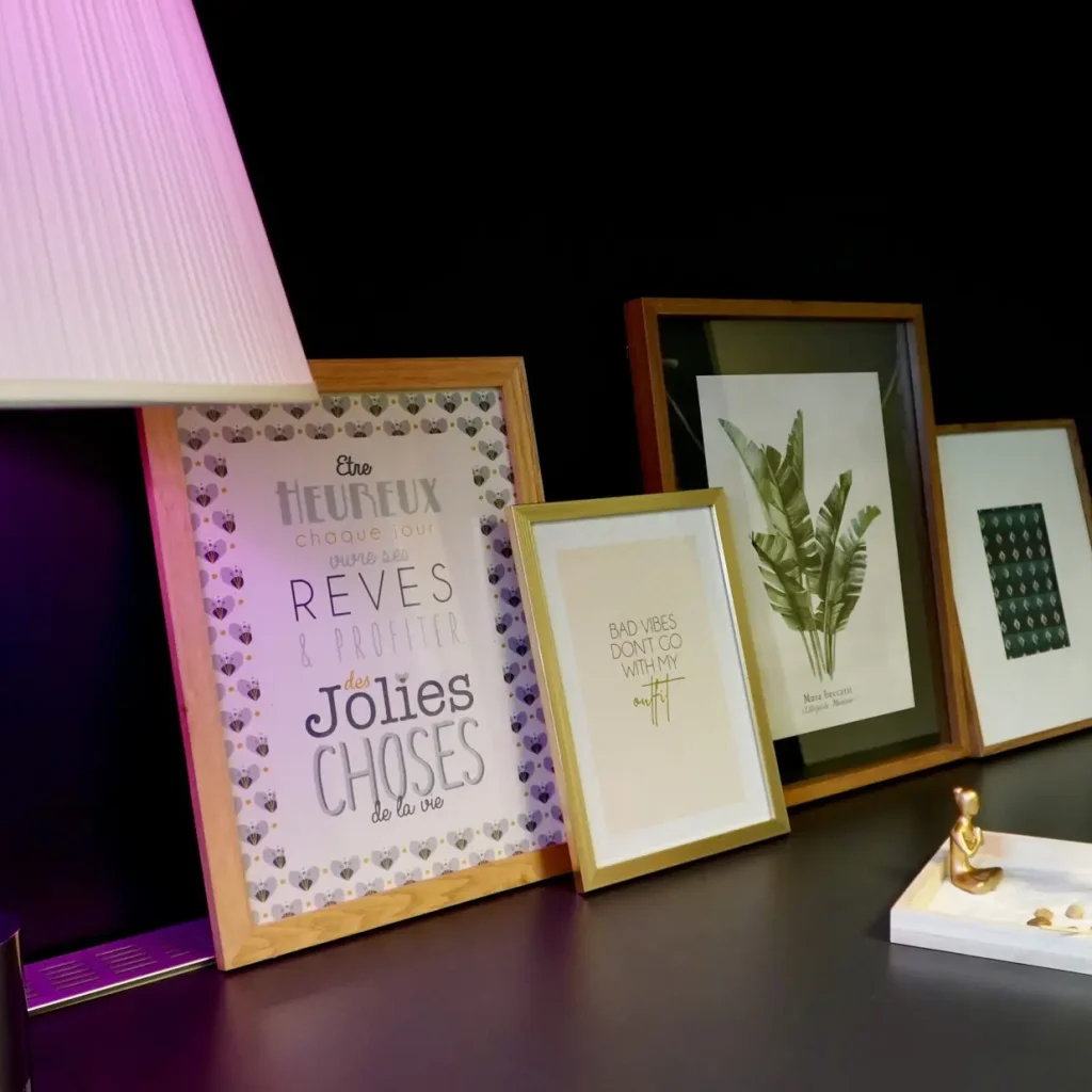 Coin déco d’un cabinet de sophrologie avec affiches positives, cadre végétal et ambiance propice à la détente et au bien-être.